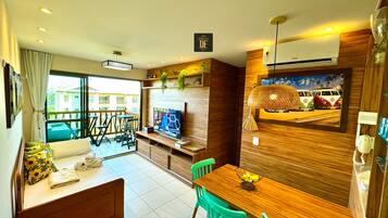 Apartamento luxo | Área de estar | Smart TV 43 polegadas com canais digitais, TV, Netflix