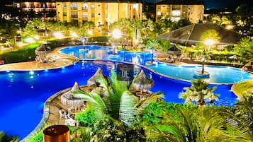 2 piscinas externas, funciona das 8h às 20h, barracas de cortesia