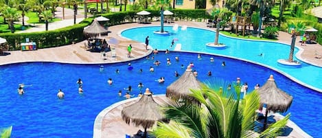 2 piscinas al aire libre, camas de piscina gratis, sombrillas