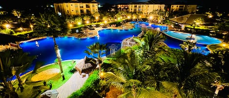 2 piscines extérieures, accÚs possible de 8 h à 20 h, cabanas gratuites