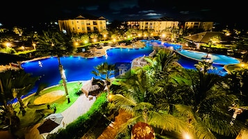 2 piscinas al aire libre, camas de piscina gratis, sombrillas