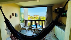 Apartamento luxo, 2 quartos | Área de estar | Smart TV 43 polegadas com canais digitais, TV, Netflix