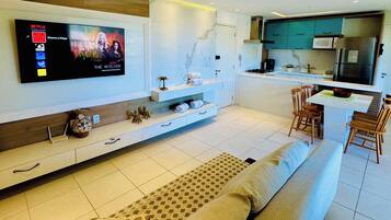 Premier Apartment | Ruang tamu | 43 inci sebuah televisyen pintar dengan digital, TV, Netflix