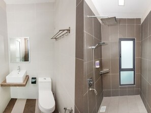 Shower, rainfall showerhead, bidet - Trevor Hotel (Malacca City)