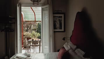 Habitación doble, vista al jardín | Camas con pillow-top, minibar y caja de seguridad en la habitación