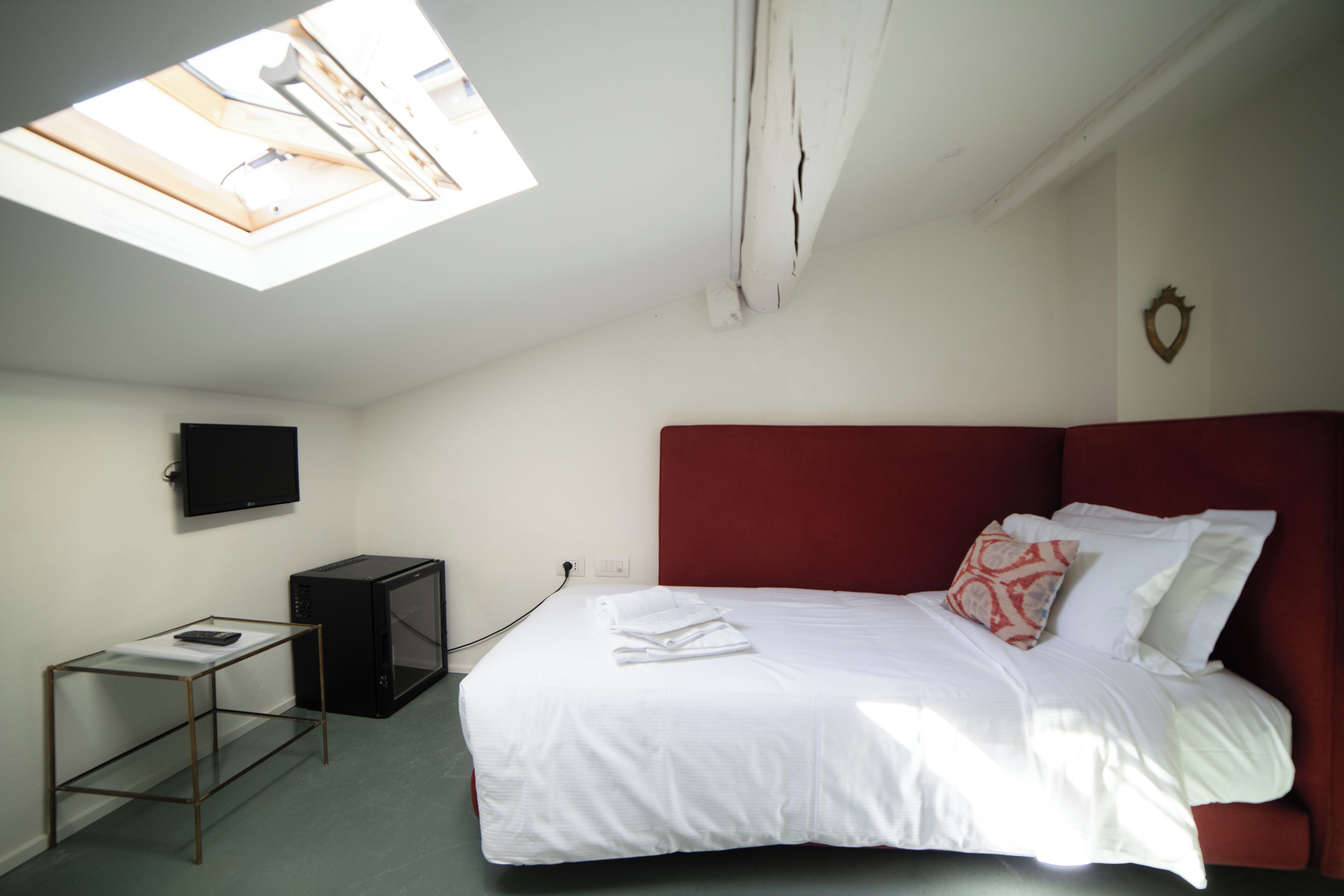 Singola con bagno privato esterno | Pillowtop beds, minibar, in-room safe, desk