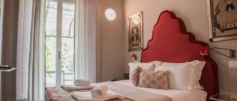 Tweepersoonskamer, uitzicht op tuin | Pillowtop-bedden, een minibar, een kluis op de kamer, een bureau