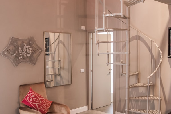 Kamar Keluarga | Bantalan ekstra lembut, minibar, brankas, dan meja kerja