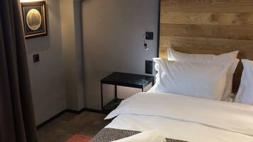 Double Room, 1 Queen Bed | Premium bedding, minibar, individually furnished, soundproofing