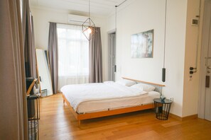 套房, 陽台 | 迷你吧、熨斗/熨衣板、免費無線上網、床單