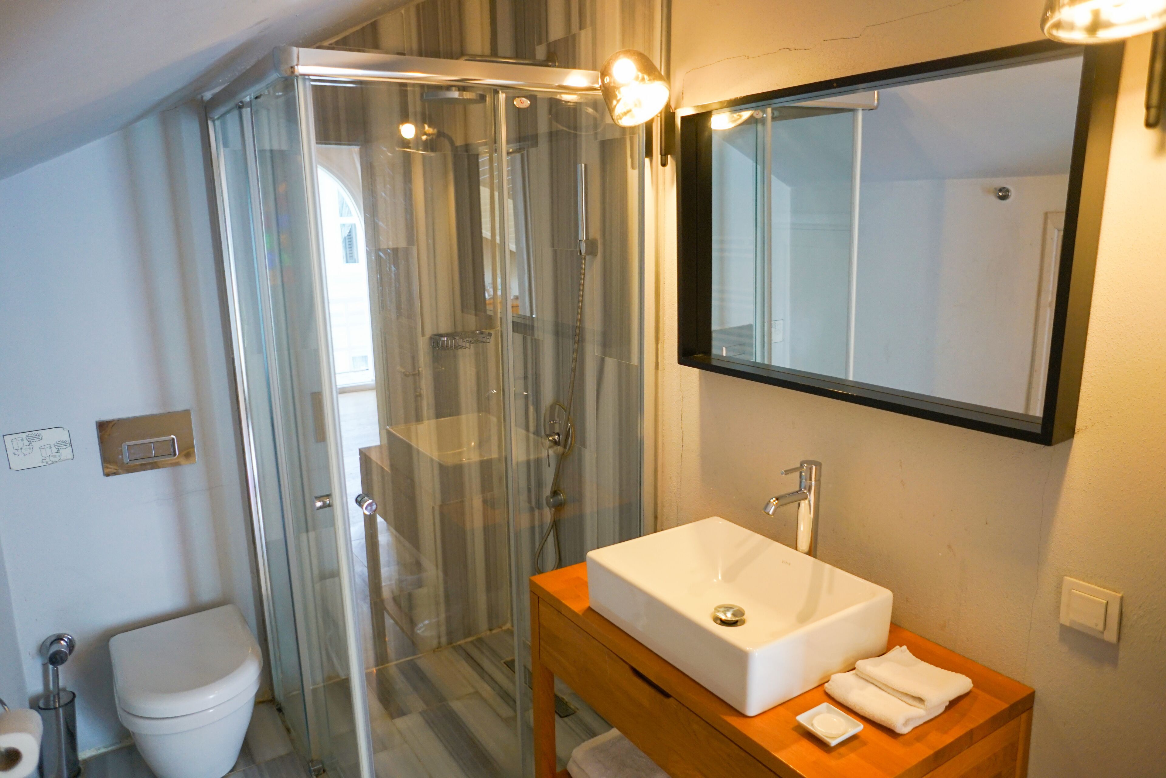suite, balcony, sea view | bathroom | shower, free toiletries, hair dryer, slippers