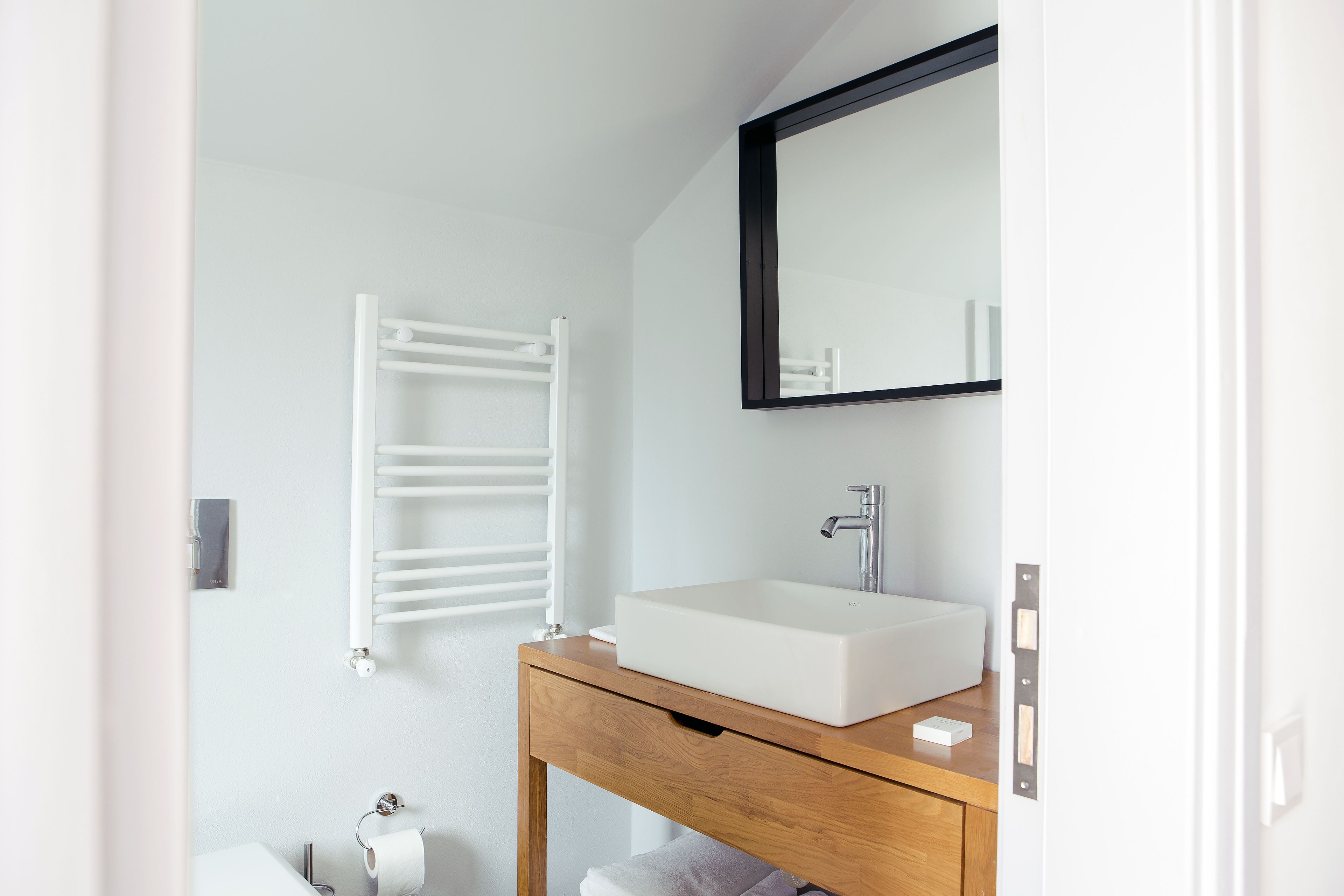 deluxe room, partial sea view | bathroom | shower, free toiletries, hair dryer, slippers