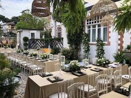   供应午餐和晚餐，土耳其菜