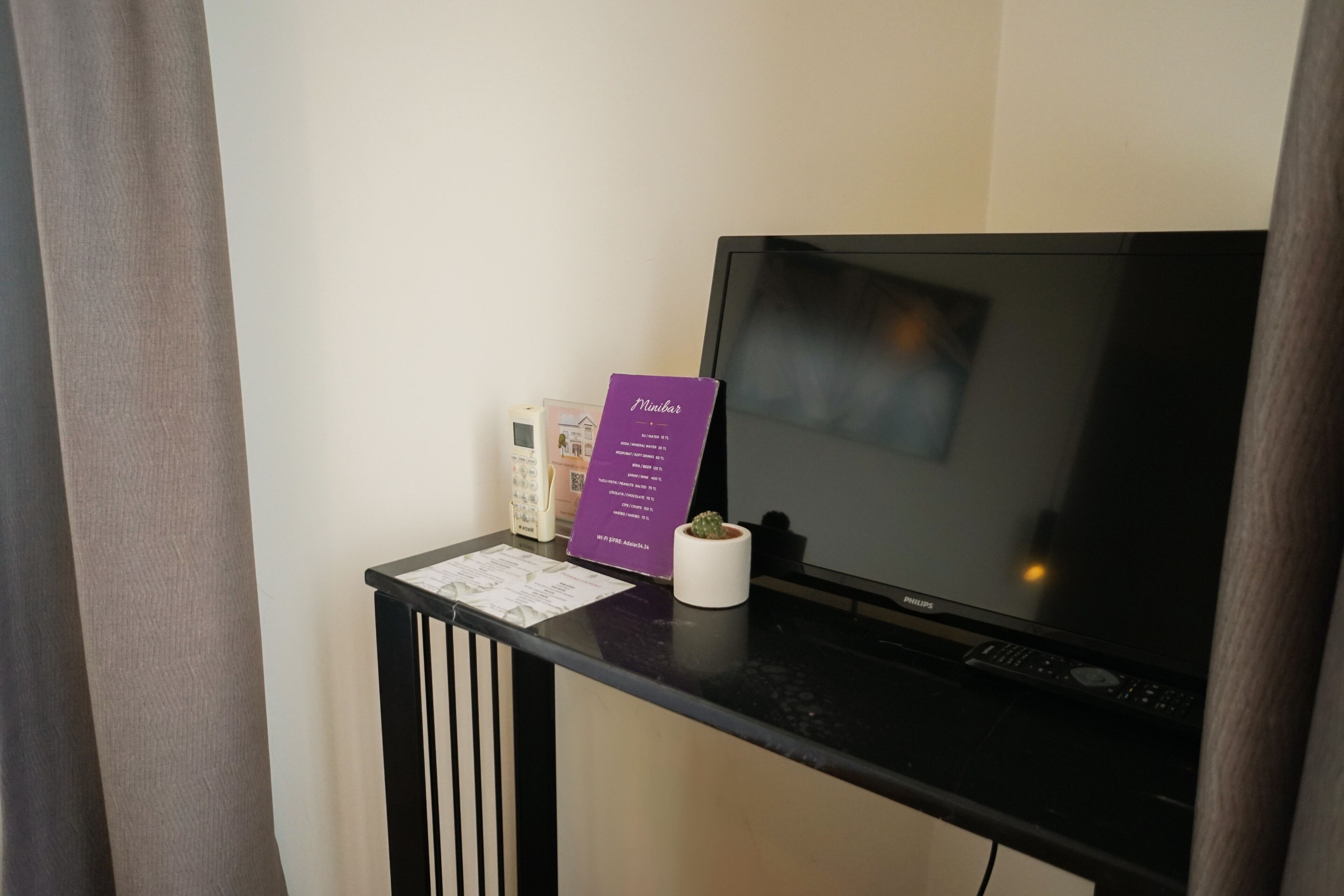 deluxe double room | 1 bedroom, minibar, iron/ironing board, free wifi