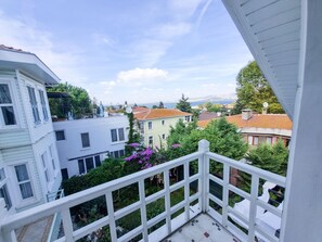 Suite, balcón, vista al mar | 1 habitación, minibar, tabla de planchar con plancha y wifi gratis