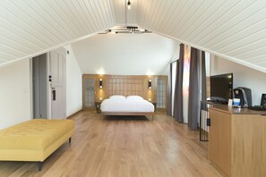 Suite, balcó, vistes al mar | Minibar, planxa i posts de planxar, wifi gratuïta i roba de llit 