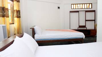 Chambre | 1 chambre, bureau, fer et planche à repasser