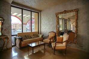 Lobby sitting area - Saint George Palace Hotel (Sveti Vlas)