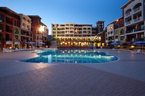 Facciata della struttura - sera/notte