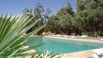 室外游泳池,日光浴躺椅