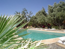 Piscina externa, espreguiçadeiras