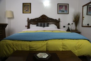 Decoración personalizada, muebles diferentes y cortinas blackout 
