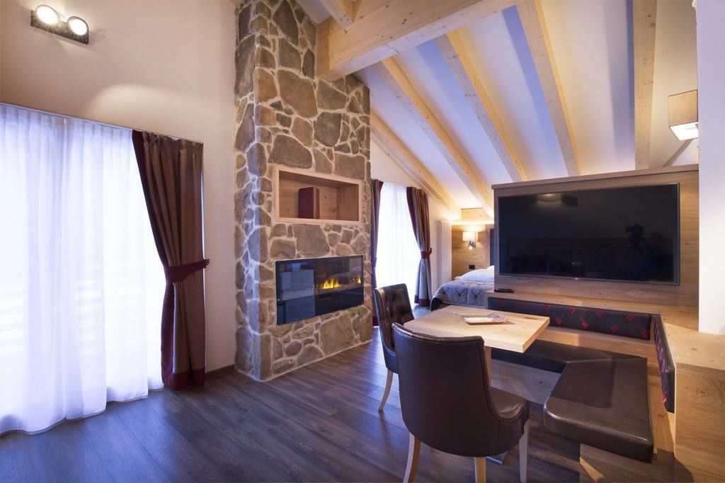 Suite, Sauna | Wohnbereich | 42-Zoll-Flachbildfernseher mit Kabelempfang, Fernseher