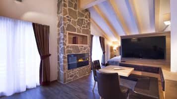 Suite, Sauna | Wohnbereich | 42-Zoll-Flachbildfernseher mit Kabelempfang, Fernseher