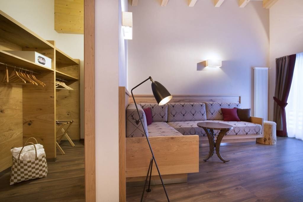 Ein modernes Wohnzimmer mit einer Couch, einer Lampe und Holzboden.
