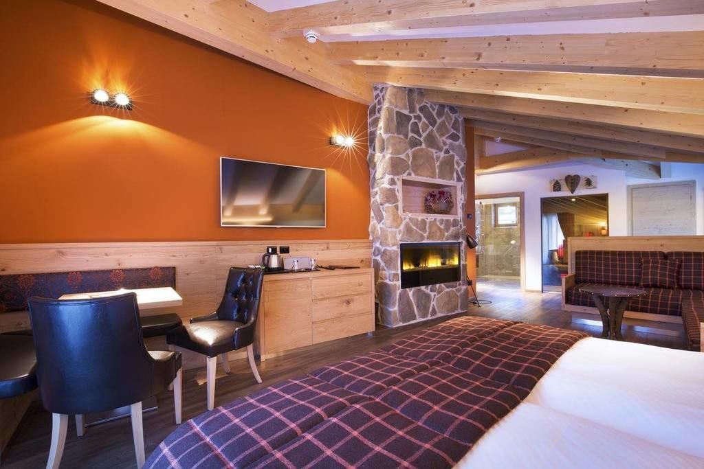 Suite, sauna | Minibar, brankas, meja kerja, dan kedap suara