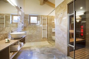 Suite, sauna | Bagno | Doccia, set di cortesia gratuito, asciugacapelli, bidet