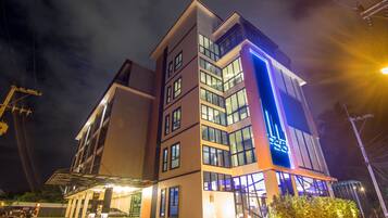 Framhlið gististaðar – að kvöld-/næturlagi