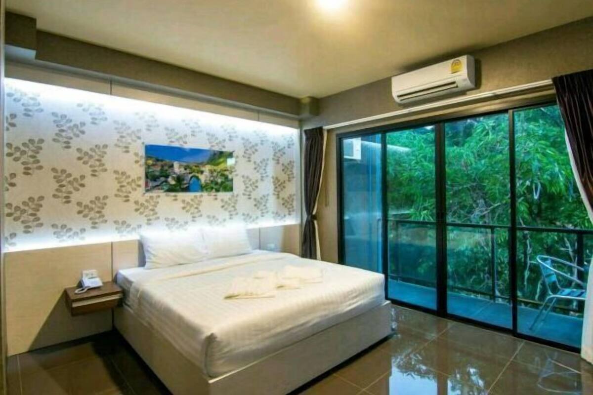 Minibar, desk, blackout curtains, free WiFi