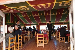 朝食、ランチ、ディナーに営業