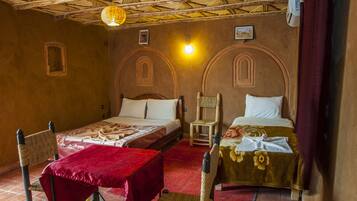 Chambre Double Classique | Surmatelas, rideaux occultants, lits bébé (gratuits), Wi-Fi gratuit