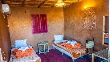 Chambre Double Classique | Surmatelas, rideaux occultants, lits bébé (gratuits), Wi-Fi gratuit