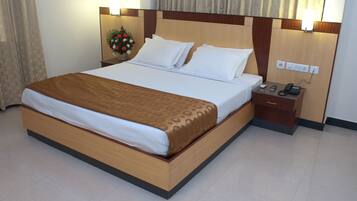 Standard Single Room, 1 Bedroom, Smoking, City View | Minibar, in-room safe, desk, iron/ironing board