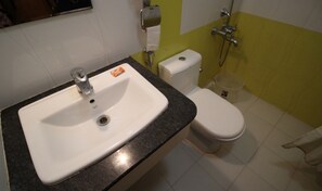 Standard Single Room, 1 Bedroom, Smoking, City View | Bathroom | Shower, free toiletries, towels