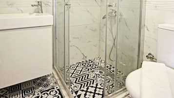 Deluxe-Doppelzimmer, Meerblick, Meerseite | Badezimmer | Dusche, kostenlose Toilettenartikel, Haartrockner, Hausschuhe