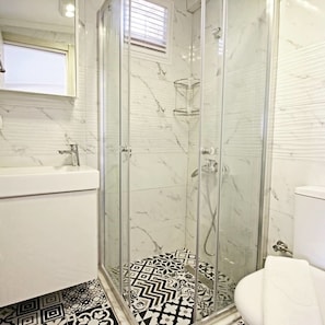 Deluxe Double Room, Sea View, Sea Facing | Bathroom | Shower, free toiletries, hair dryer, slippers - Stafilia Bozcaada - Adults Only (Bozcaada)