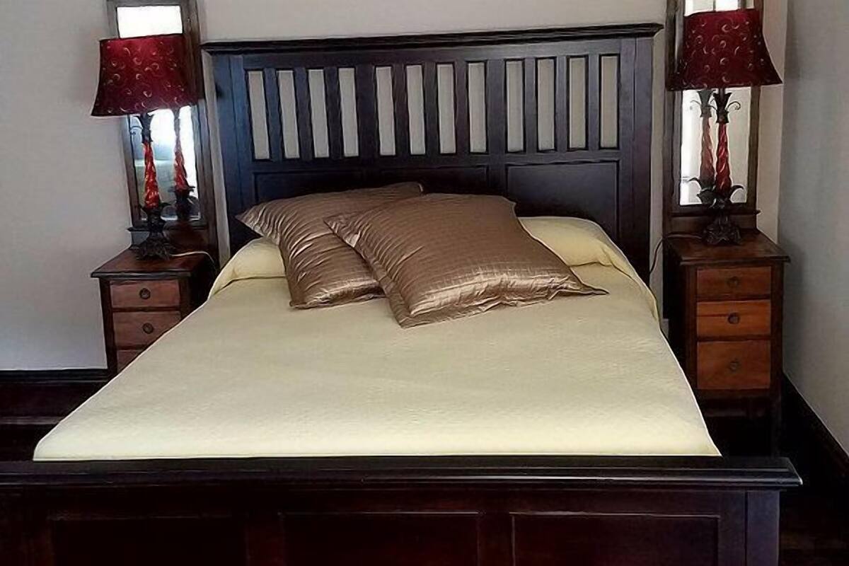 Quarto solteiro standard, 1 cama Queen | Roupas de cama premium, escrivaninha, espaço de trabalho para notebook