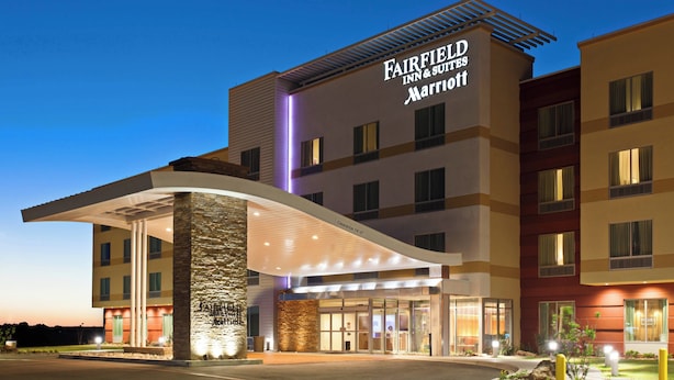 Un hotel con fachada moderna, un acceso cubierto y un letrero que indica que es un Fairfield Inn & Suites Marriott.