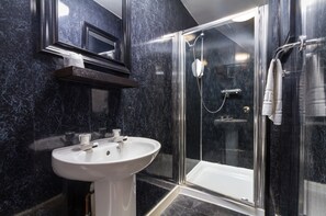 Family Room (2 adults, 2 children) | Bathroom | Hair dryer, towels - The Maples Hotel (Blackpool)