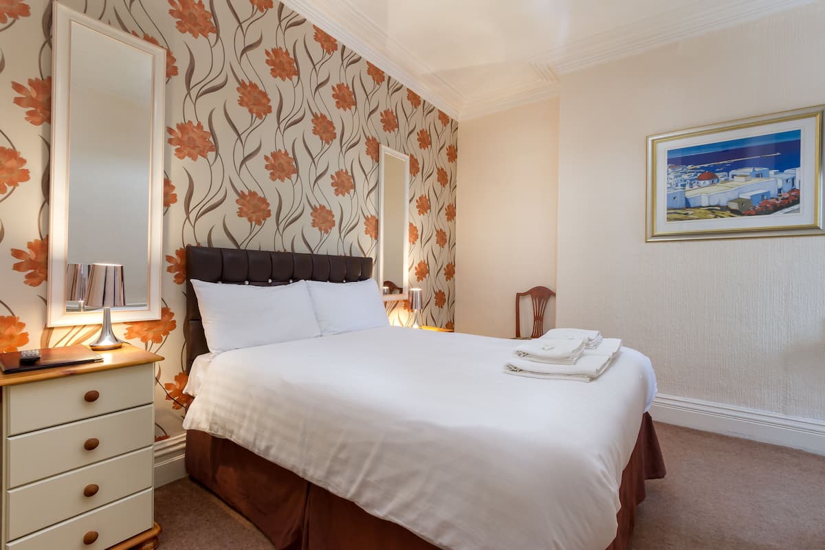 Superior Double Room, Bathtub | Iron/ironing board, free cribs/infant beds, bed sheets