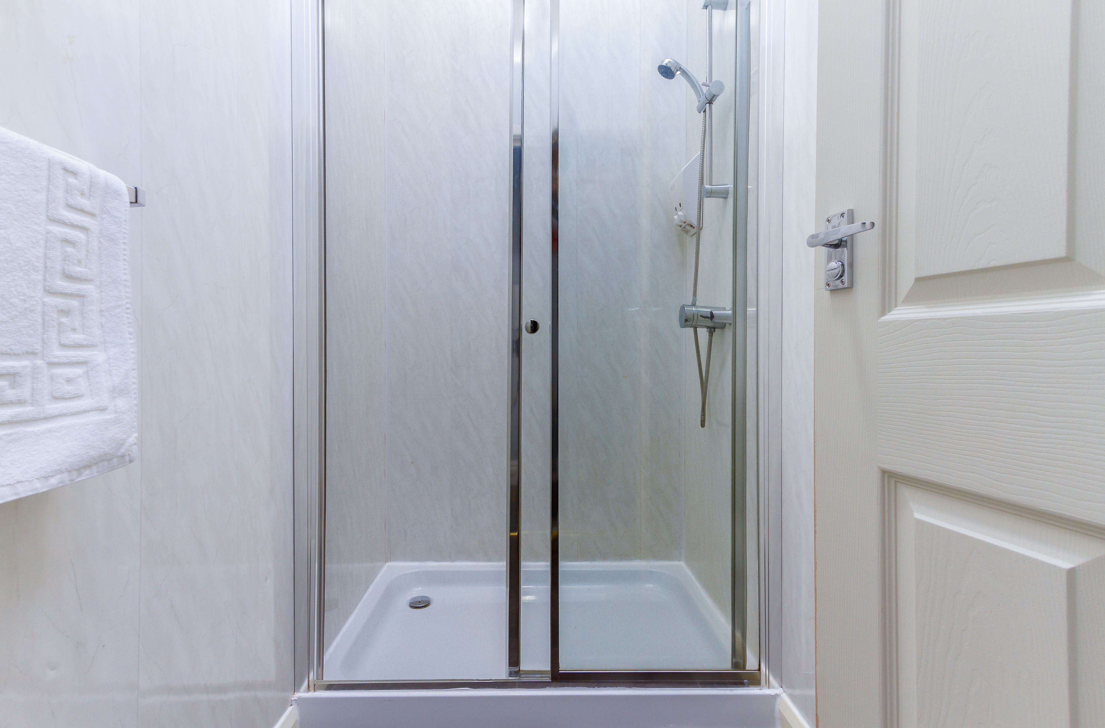 superior twin room | bathroom shower