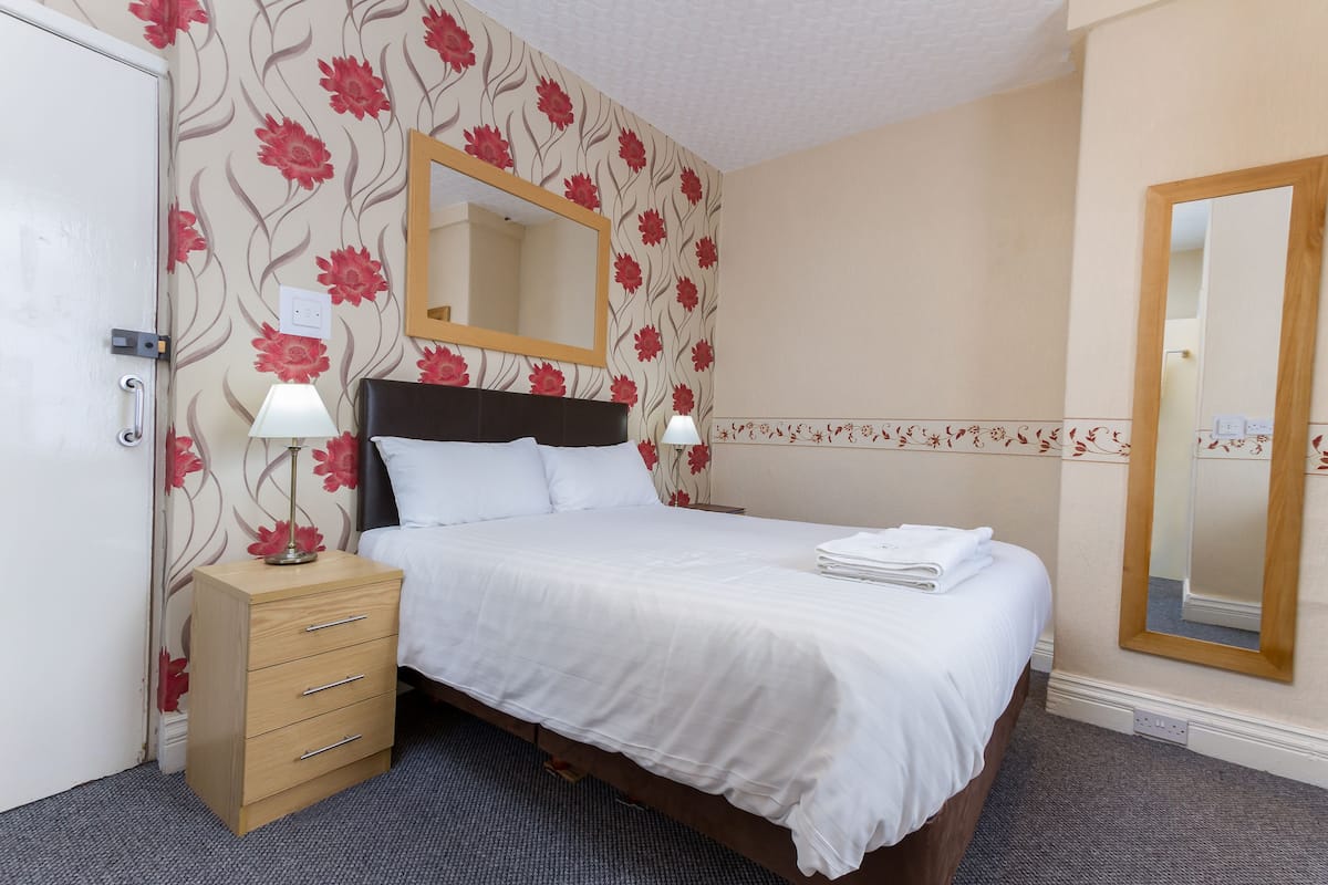 Superior Double Room, Ensuite | Iron/ironing board, free cribs/infant beds, bed sheets