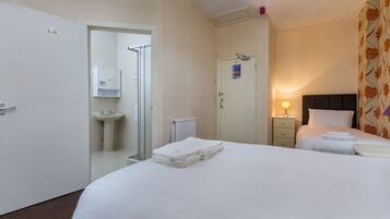 Værelse til 3 personer (2 adults, 1 child) | Strygejern/strygebræt, gratis baby-/barnesenge, sengetøj