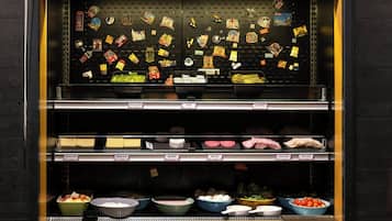Un présentoir de charcuterie proposant une variété de fromages et de condiments.