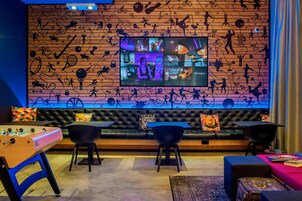Lobby-lounge