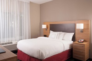 Värdeförvaringsskåp på rummet, skrivbord och arbetsyta för laptop